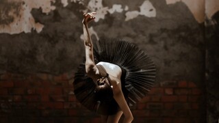 Ba lê trong đống đổ nát