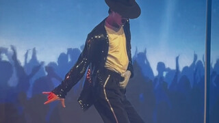 จะเกิดอะไรขึ้นหากคุณเต้นเพลง "Billie Jean" ของ Michael Jackson บนเวทีเล็กๆ?