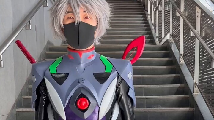 Shinji-kun, I can go down the stairs by myself, and so can you.