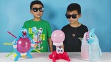 Ozawa dan saudaranya bersenang-senang bermain dengan mainan mulut hiu dan mainan balon gurita yang m