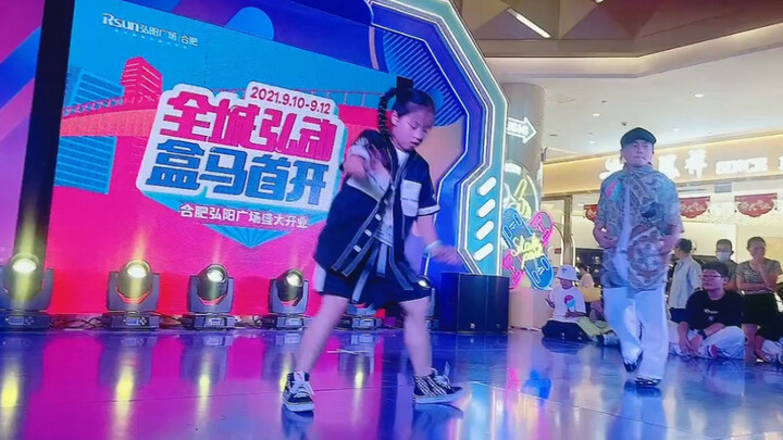 这个小孩很努力