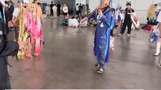 Kèn Saxophone Vàng So Với Đàn Violin Nâu