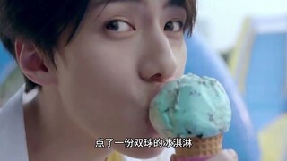 Wang Yibo appeared at the French Open and was spotted eating ice cream on the streets of Paris