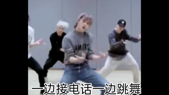 自从李泰容说这个动作很像一边接电话一边跳舞之后……【MAW】
