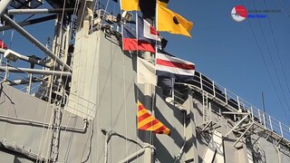 makna dari bendera-bendera kecil pada kapal laut.