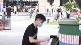 Seorang laki-laki meng-cover "Megalovana" dengan piano di jalanan