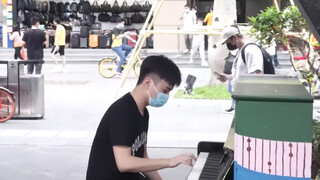 Seorang laki-laki meng-cover "Megalovana" dengan piano di jalanan