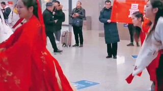 What is it like to wear Hanfu and dance "Going Down the Mountain" at the high-speed railway station?