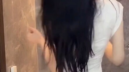Stoking hitam memamerkan sosok sehari-hari di "Hot Dance"