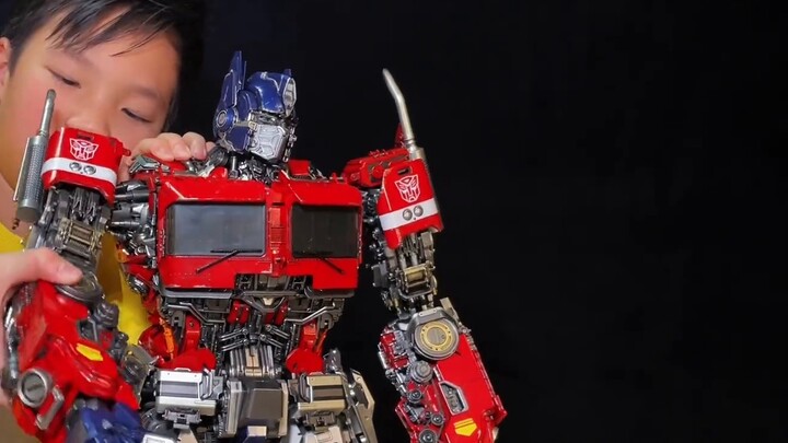 Optimus Prime của Yolopark cũng có mã số trên người