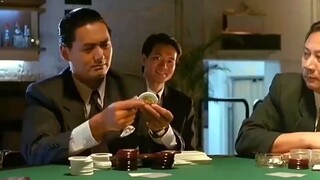 Người đàn ông giàu có có ba lá bài 10 nên đã dám cược hết vào Thần cờ bạc, khiến ông ta phải nhả ra 