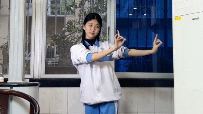 After school, the female students rolled up their sleeves and started dancing!