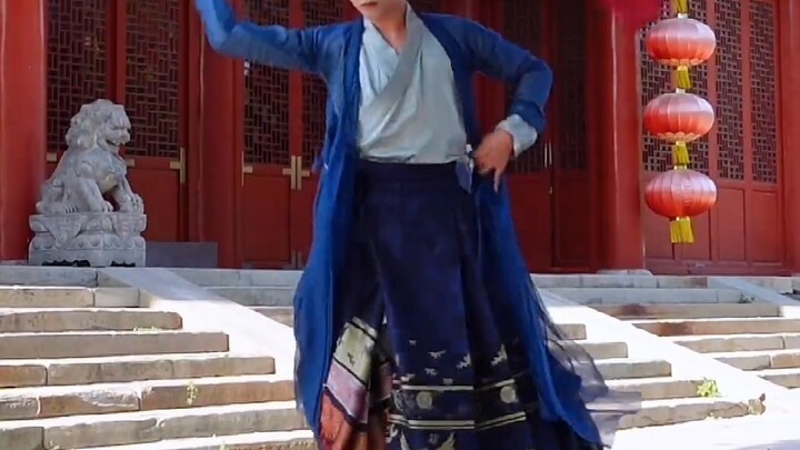Showcase the traditional Chinese costume "Horse Face Skirt" in a dance way! You can learn from it, b