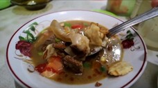 makan soto kikil dan daging sapi