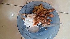 makan nasi bakwan jagung sate ayam