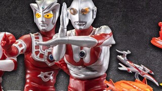 Kamen Rider harus dilengkapi dengan sepeda motor, dan Ultraman harus dilengkapi dengan beberapa pesa