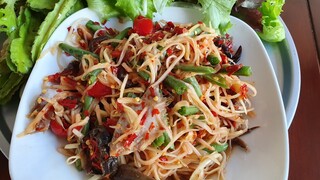 ส้มตำปลาร้าใส่ปูนาเผ็ดๆ Spicy papaya Salad