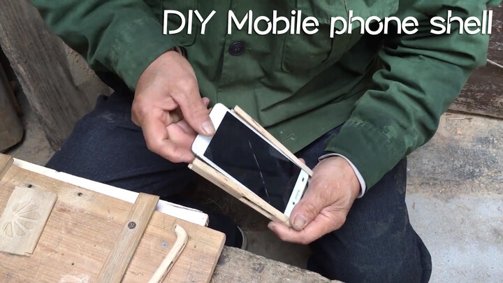 A veteran carpenter makes the phone case with wood