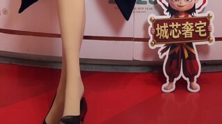 房产销售挑鞋脚真白