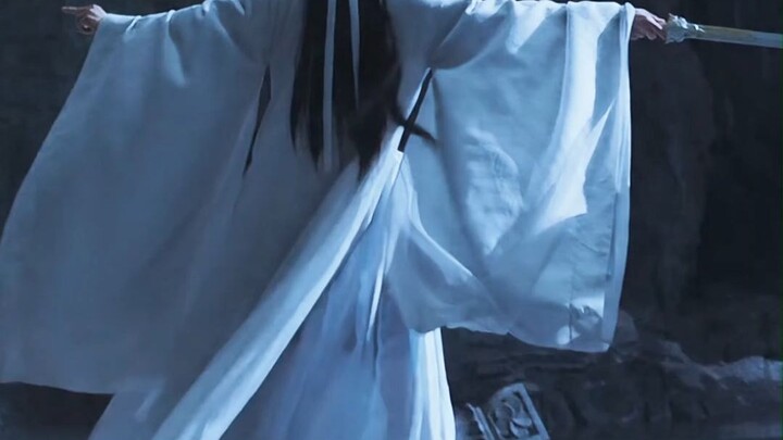 Who says male protagonists in ancient idol dramas can’t wear skirts? This fluttering dress is just t