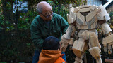 Perajin kayu tua membuat "Robot Swords of Legends Nyata" sendi dapat digerakkan
