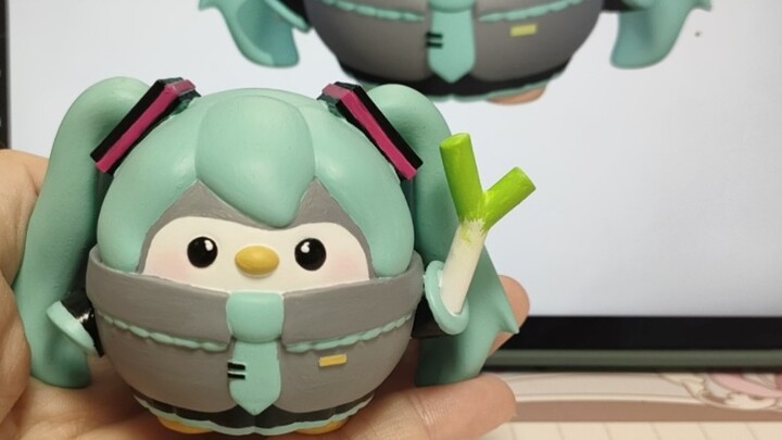 Putri saya memodelkan Hatsune Miku versi Penguin dan membuat dua elemen favoritnya.