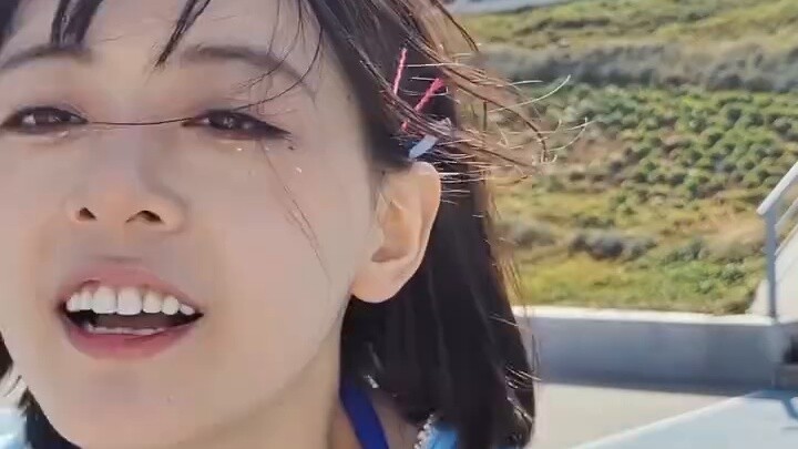 The wind in Qingdao is really strong (shivering) Where are my bangs?