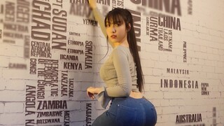 While her mother is not at home, the girl secretly puts on high heels and dances at home! Thumbs up 