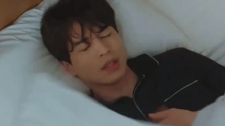 Ah Shi sleeping VS Lee Dong Wook sleeping