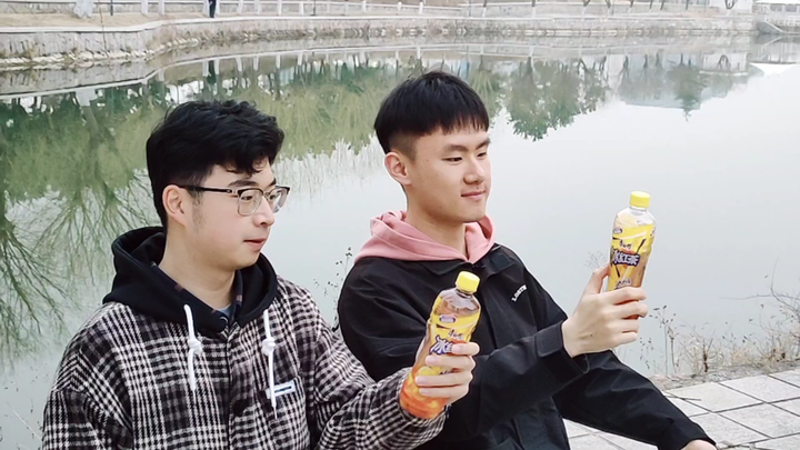 补考通过后在校园畅聊的二人