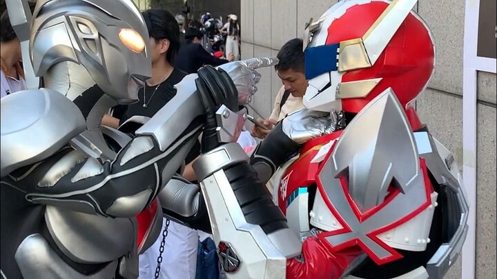 At the comic exhibition, Noah coser educates Xingtian coser