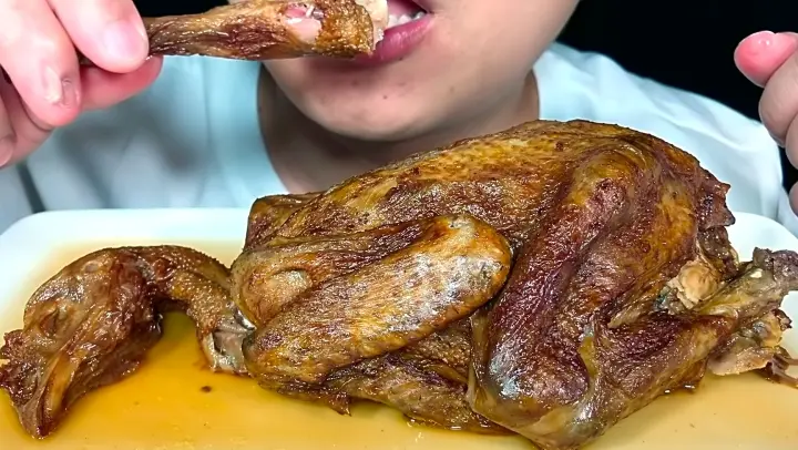 The Sound of Eating A Dezhou Braised Chicken