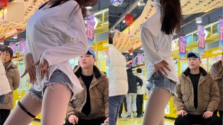 Bagaimana dengan Hyuna? Dia memakai kemeja putih dan celana pendek denim panas. Gadis manis itu sedi