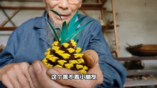 Tiba-tiba muncul ide untuk menggunakan tekstur buah pinus untuk membuat nanas, tetapi saya tidak men