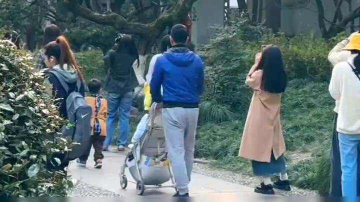 Di mataku, kamu adalah orang yang luar biasa, ceria, cerah, cantik dan imut.