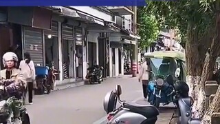 Seorang wanita yang mengalami gangguan mental menari tanpa alas kaki di jalan, seorang penari jiwa y