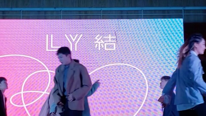 Bts-Boy With Luv mengcover lagu dance di Pesta Orientasi Universitas Pertambangan dan Teknologi Tion