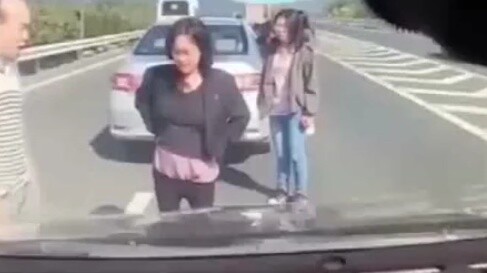 Hidup mati di jalan raya, polisi lalu lintas terdiam setelah menonton video pengawasan