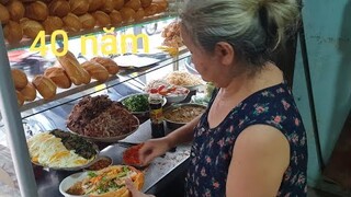 Bánh mì bà Thanh hơn 40 năm với món xíu mại "thần thánh"