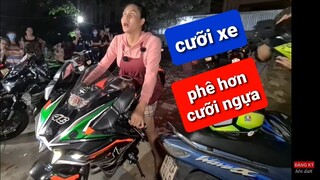 DIVA Cát Thy lộ vẻ nam tính, tạo dáng cùng hai chiếc xe mô tô bạc tỷ | Bánh tráng trộn Cát Thy