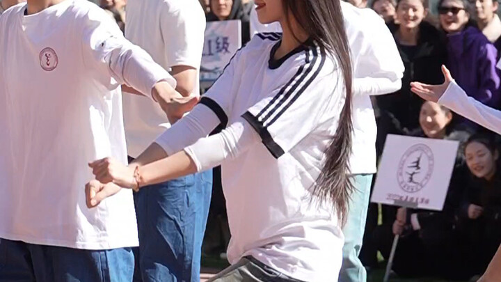 Youth becomes concrete at the entrance ceremony of the Central University for Nationalities Dance Ac