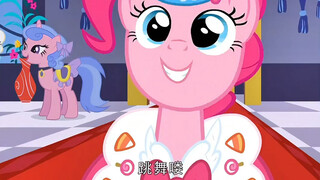 Pinkie Pie menakuti semua orang dengan menari dan bernyanyi