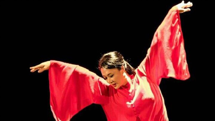 【Jin Xing】Precious and rare dance video: improvising with tension in front of the red curtain