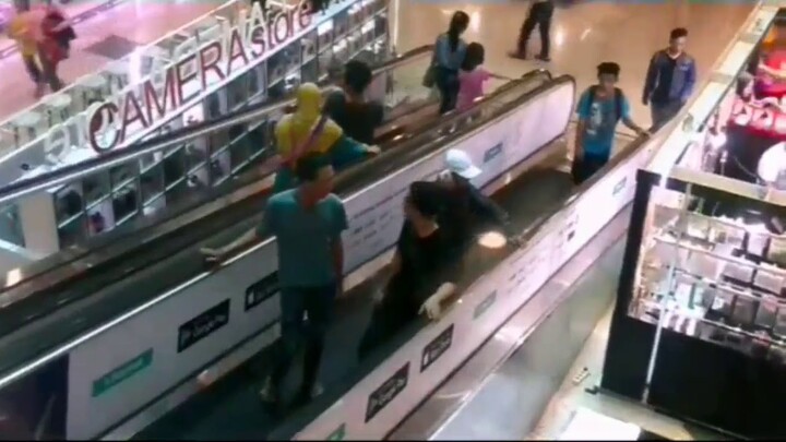 Manggil Orang Di Eskalator pakai HP "NGAKAK BANGET" -Orangnya Sampe  Marah l Prank Indonesia