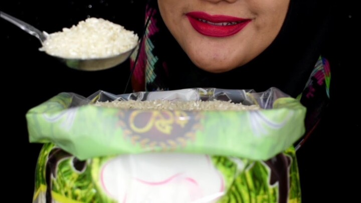 ASMR RAW RICE EATING || RAW RICE || MAKAN BERAS MENTAH PAKE CENTONG || ASMR INDONESI