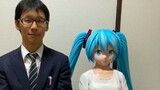 Japanese otaku posts photos after marrying Hatsune for one year: "She won't have an affair and she w