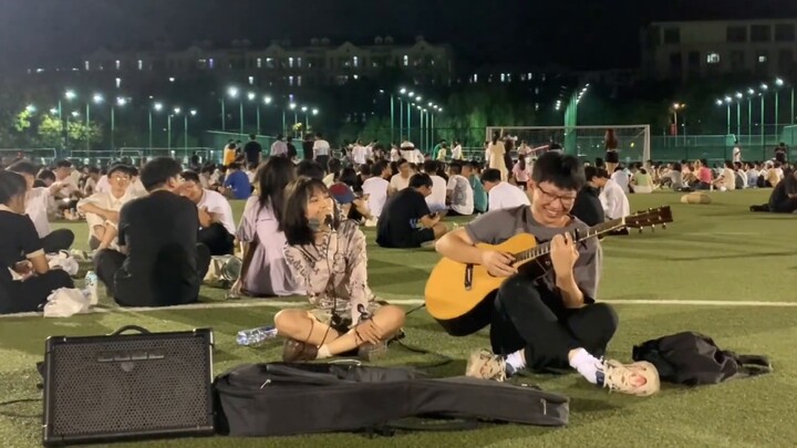 The playground played and sang Qilixiang, and the passing children thought it was good and rewarded 