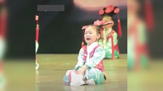 Đang muốn ăn kẹo cô bắt lên múa