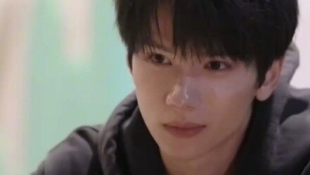 เขามีสัมผัสแห่งความลำบากใจเล็กน้อยและเธอชอบที่จะหัวเราะ ความบันเทิงในบ้านปีนี้แตกต่างจริงๆ ความสุขขอ