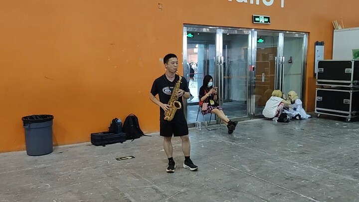 在漫展现场演奏《黄金之风》